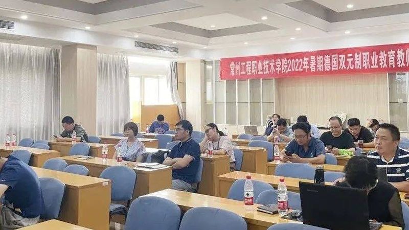 叉车培训费用主要由以下几部分构成：